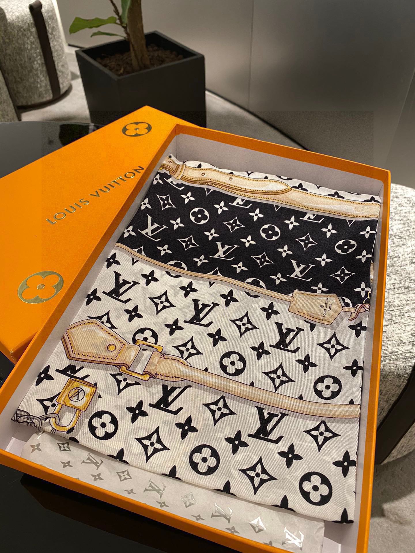 TOP Louis Vuitton LV L*V Silk Square Scarf