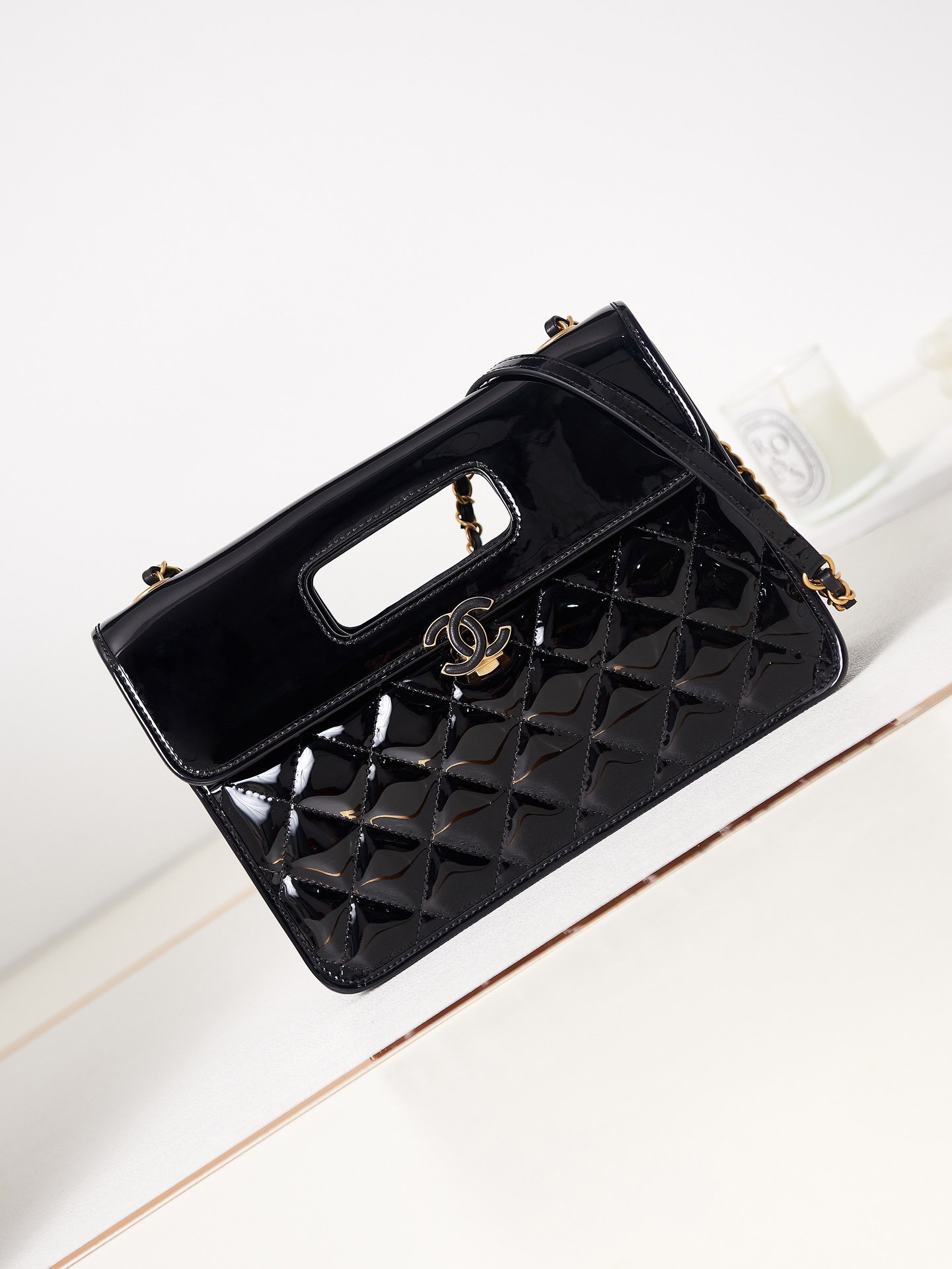 TOP CHANEL 23S Lacquer Leather Messenger Bag 18.5×26×8cm - Black