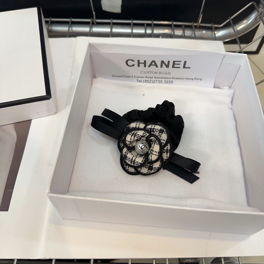 TOP CHANEL Camellia Flower Hair Loop - Black