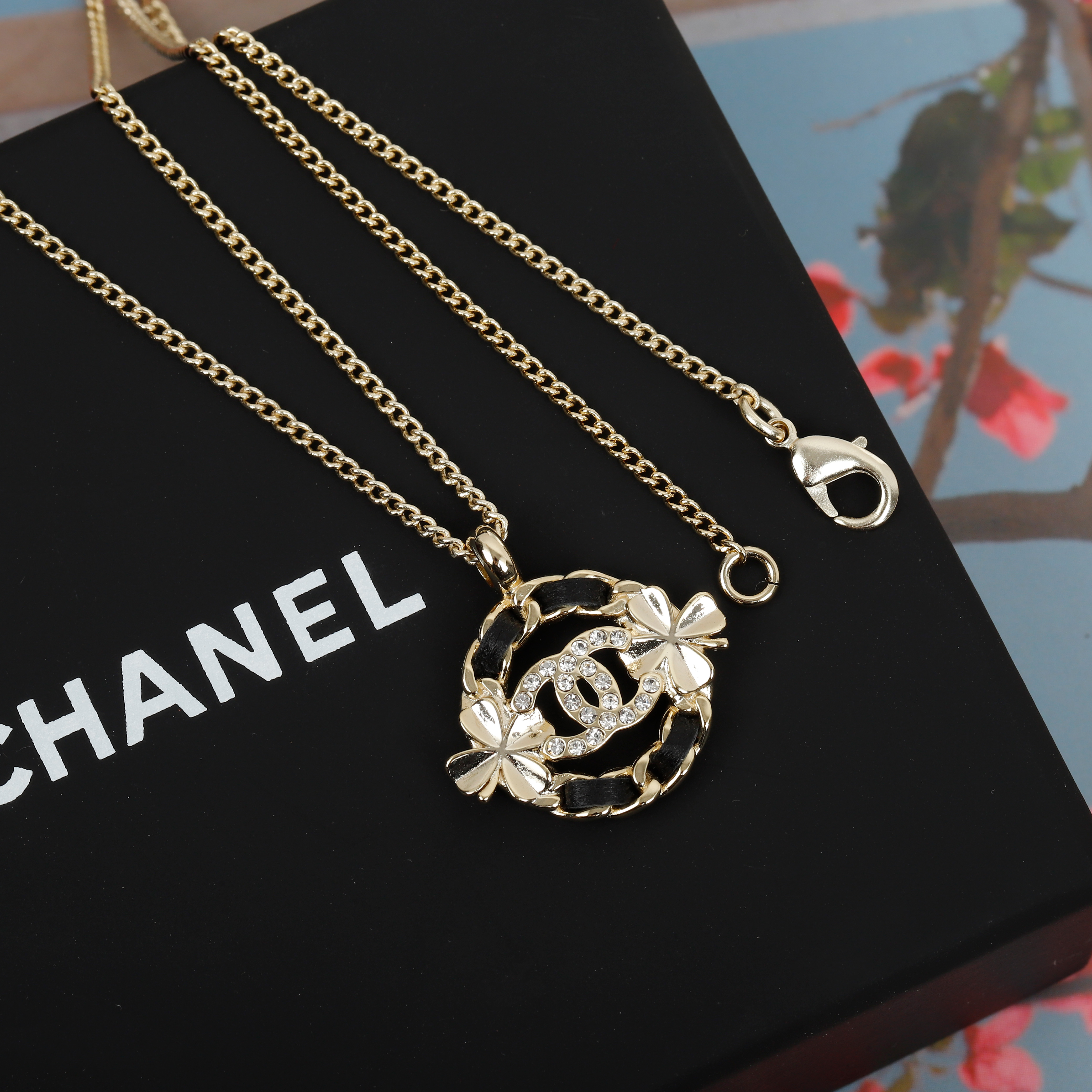 TOP CHANEL Diamond Necklace - Gold