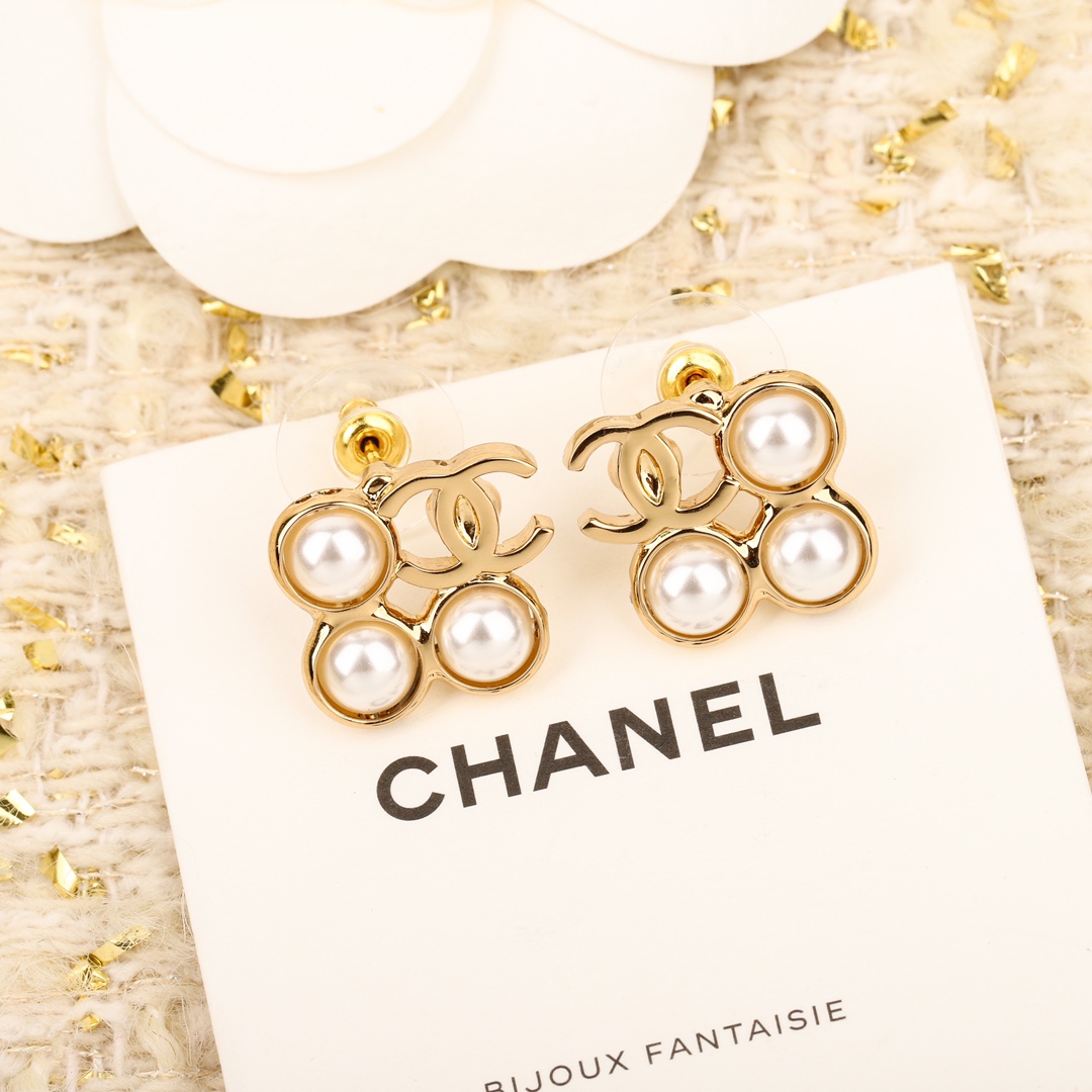 TOP CHANEL CC Pearl Earrings
