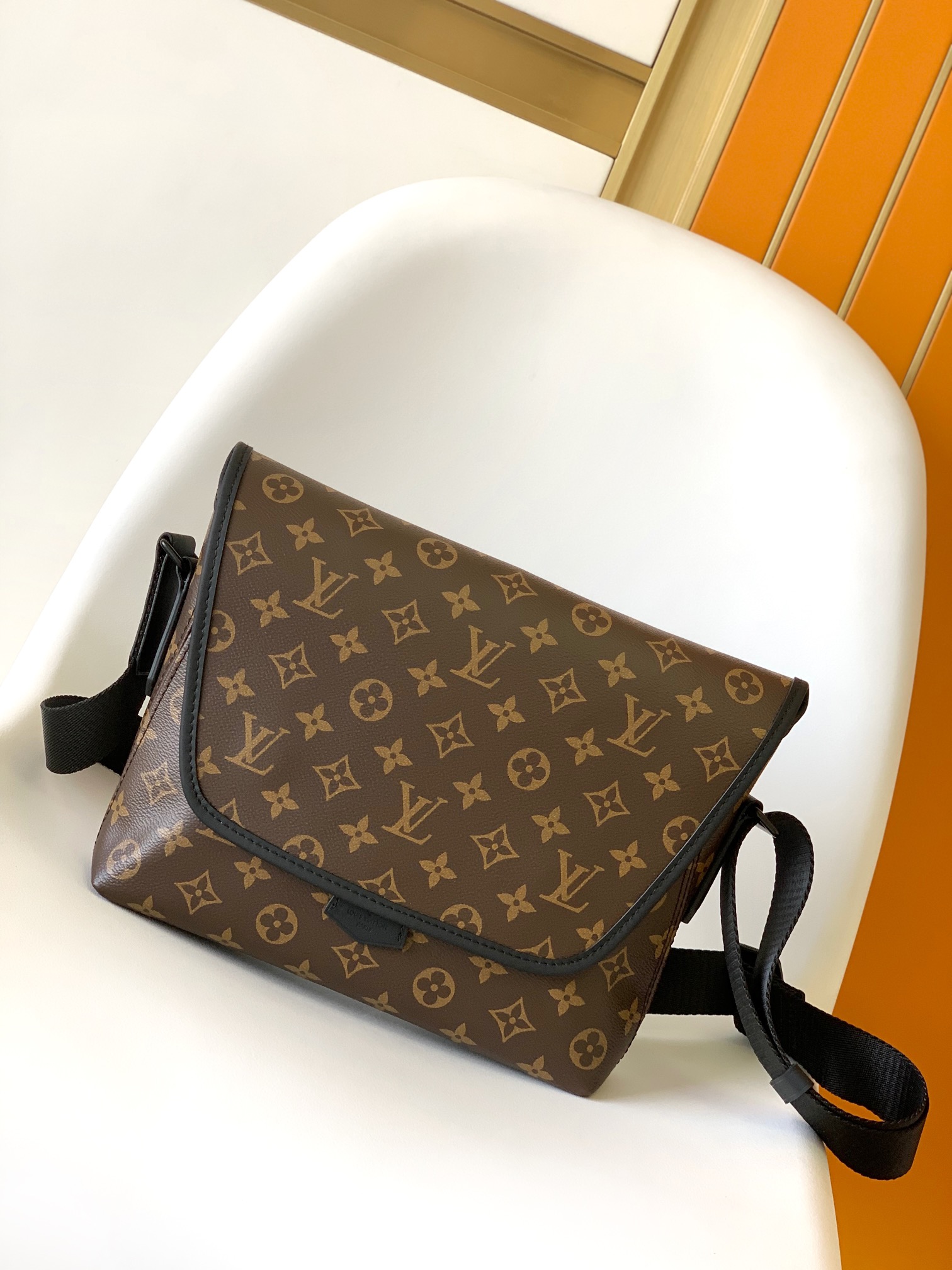 TOP Louis Vuitton LV Cowhide And Matte Metal Messenger Bag - 31.5x22x8CM - Brown
