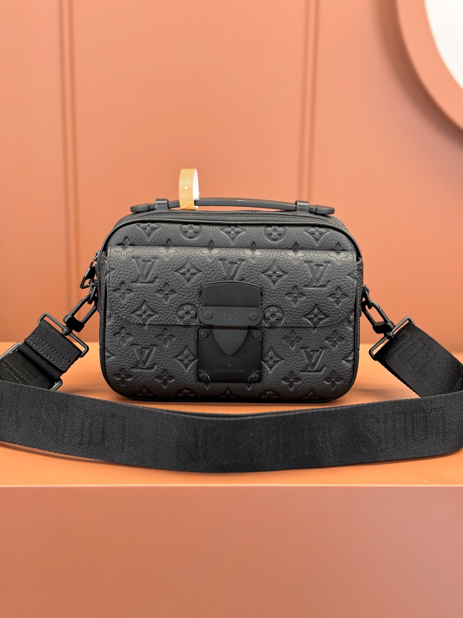 TOP Louis Vuitton LV Men's S Lock Messenger Bag 22x18x8cm - Black