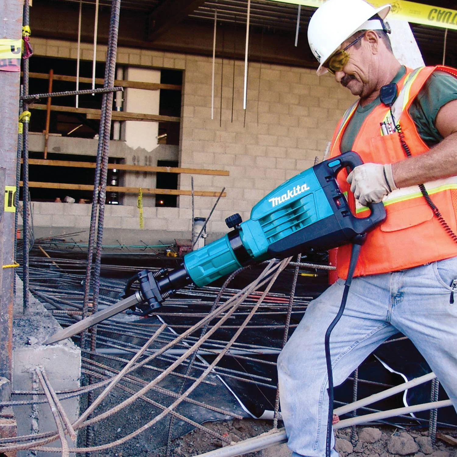 HM1307CB 35-Pound 14.0 Amp Variable Speed Corded Demolition Hammer