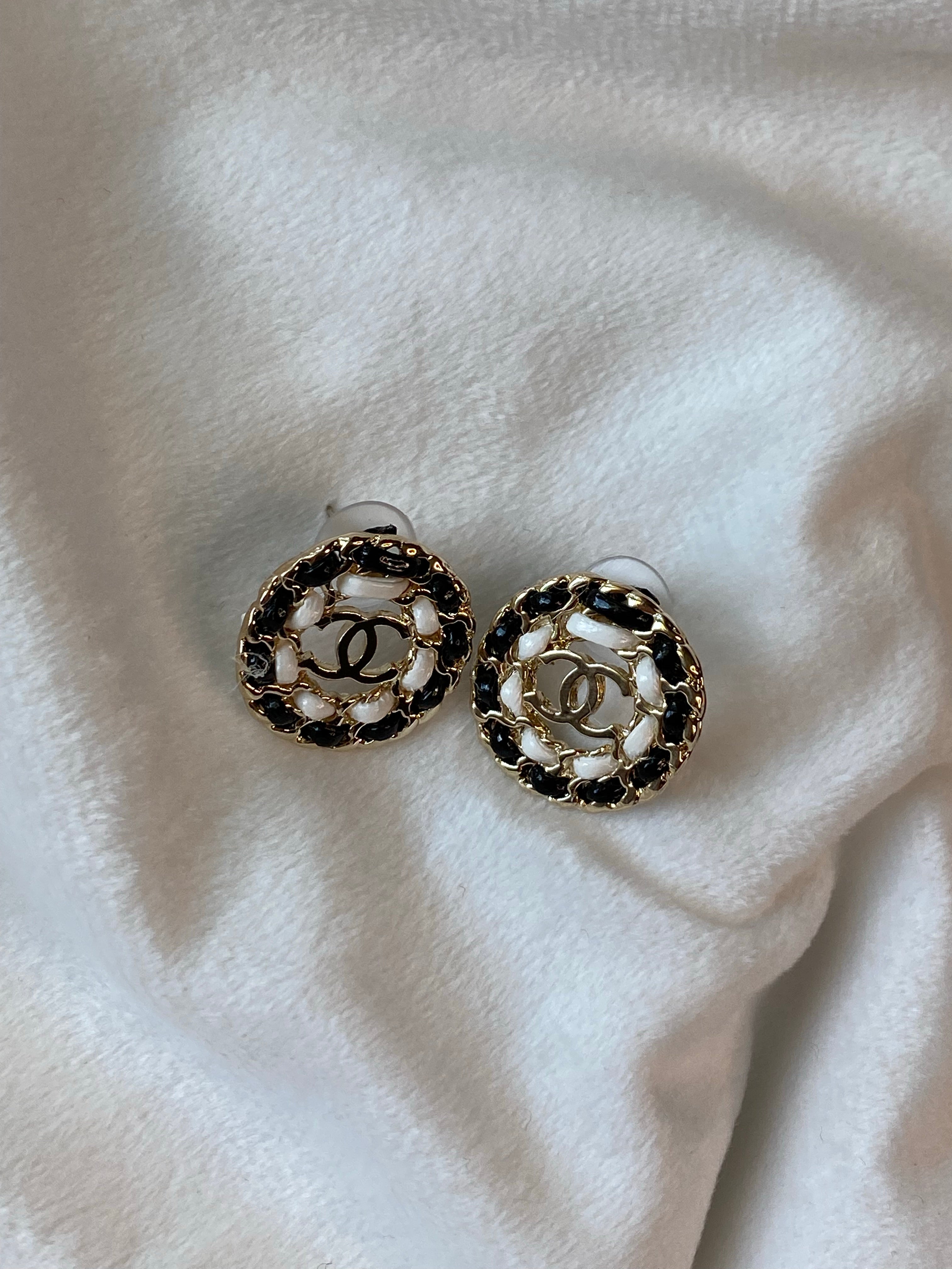 TOP CHANEL Round Black and White Stud Earrings