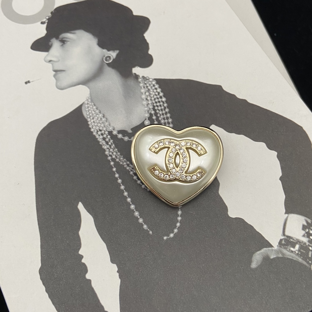 TOP CHANEL CC Heart Brooch - White