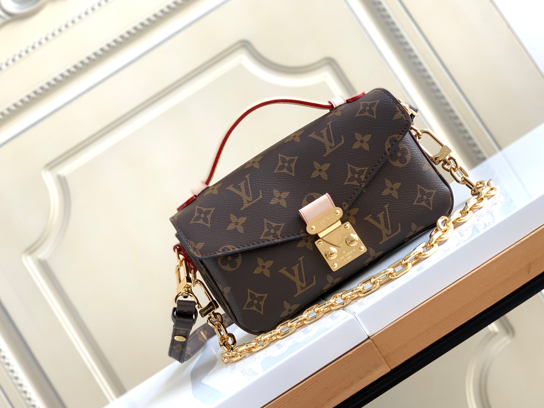 TOP Louis Vuitton LV East West Métis 21.5 x 6 x 13.5cm - 2 Colors