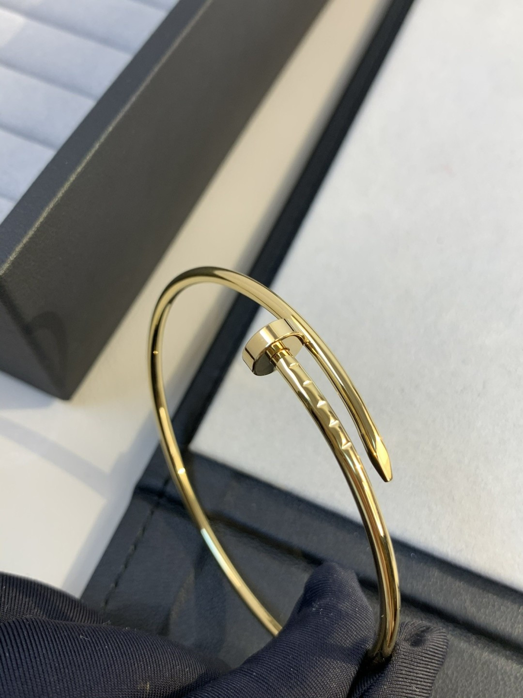 TOP Cartier Thin Bracelet with No Diamonds  - Gold