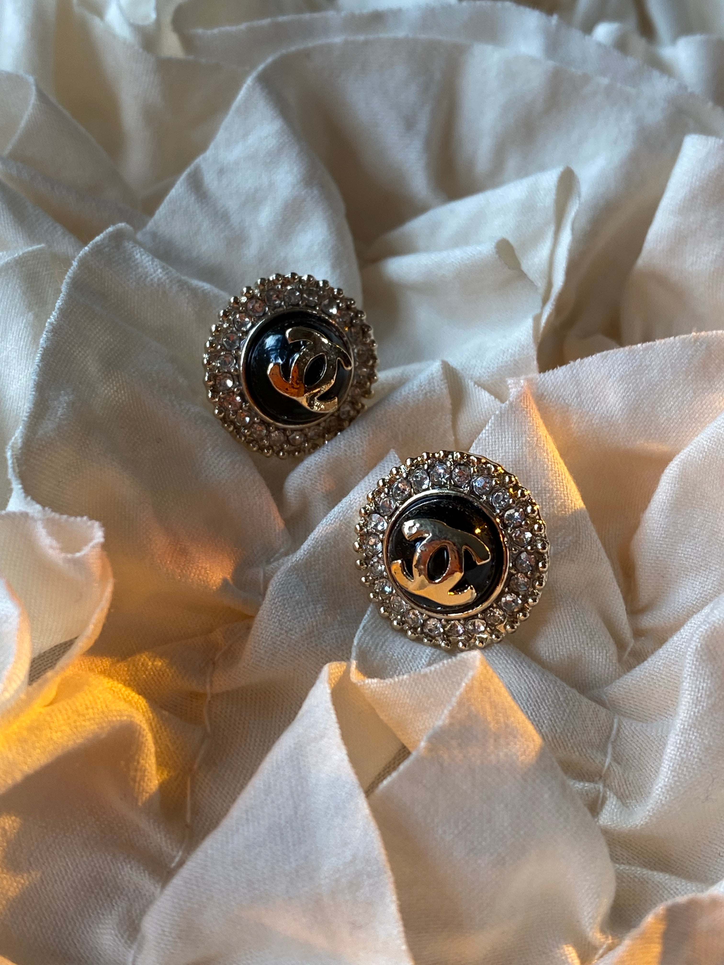 TOP CHANEL Lady Round Stud Earrings