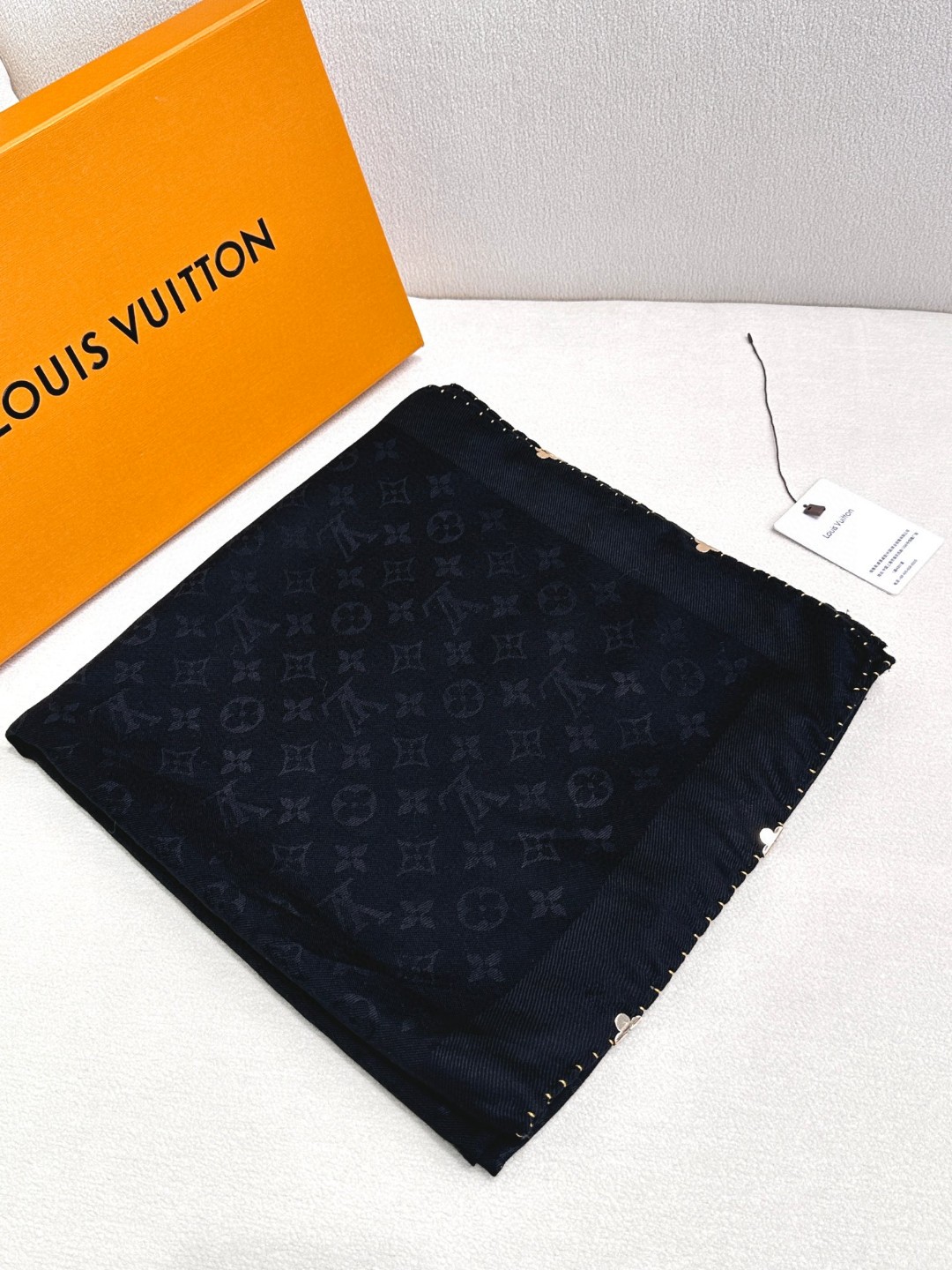 TOP Louis Vuitton LV Scarf with Gold Curling 140x140cm - Black