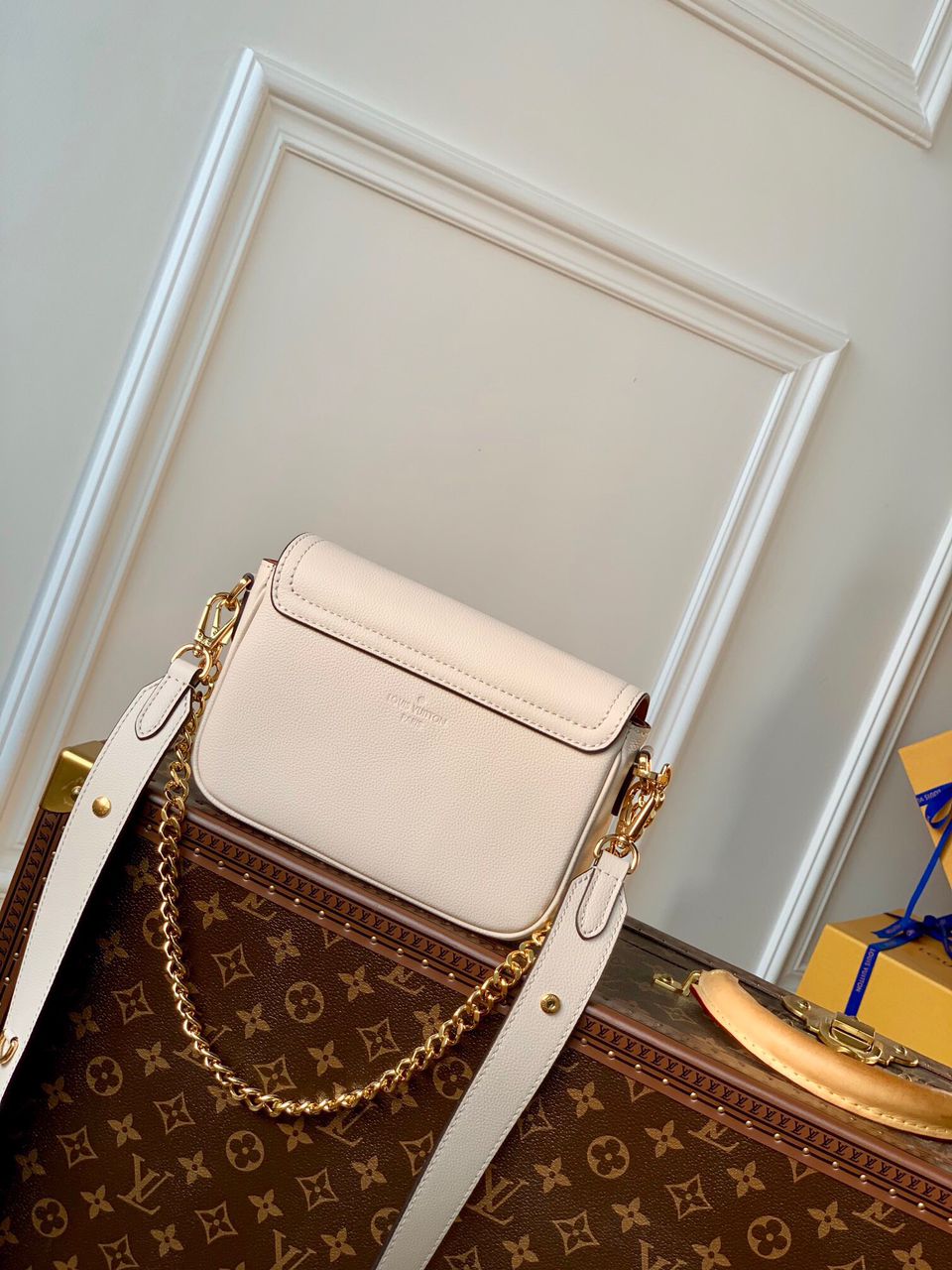 TOP Louis Vuitton LV L*V Lock Me Tender 21*10*15 cm - Cream w Brown