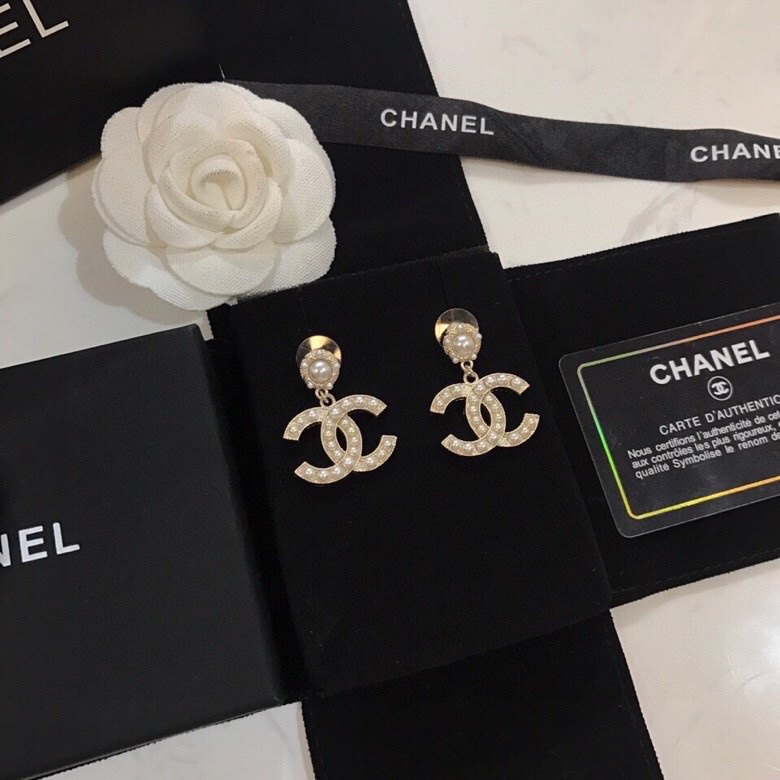 TOP CHANEL Double C Metal Chain Stud Earrings