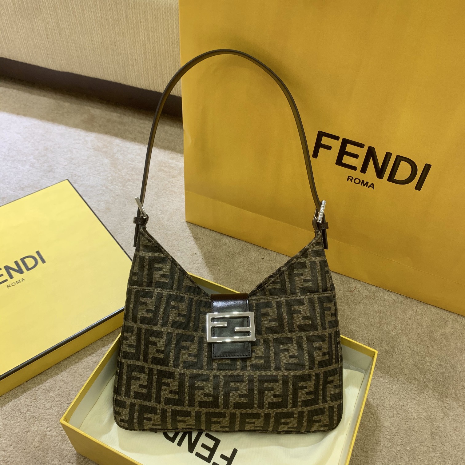 TOP FENDI Monogram Underarm Bag 29x25x4cm - Brown&SHW