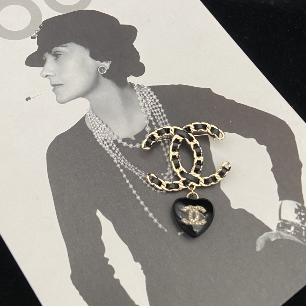 TOP CHANEL CC Heart Brooch - Black