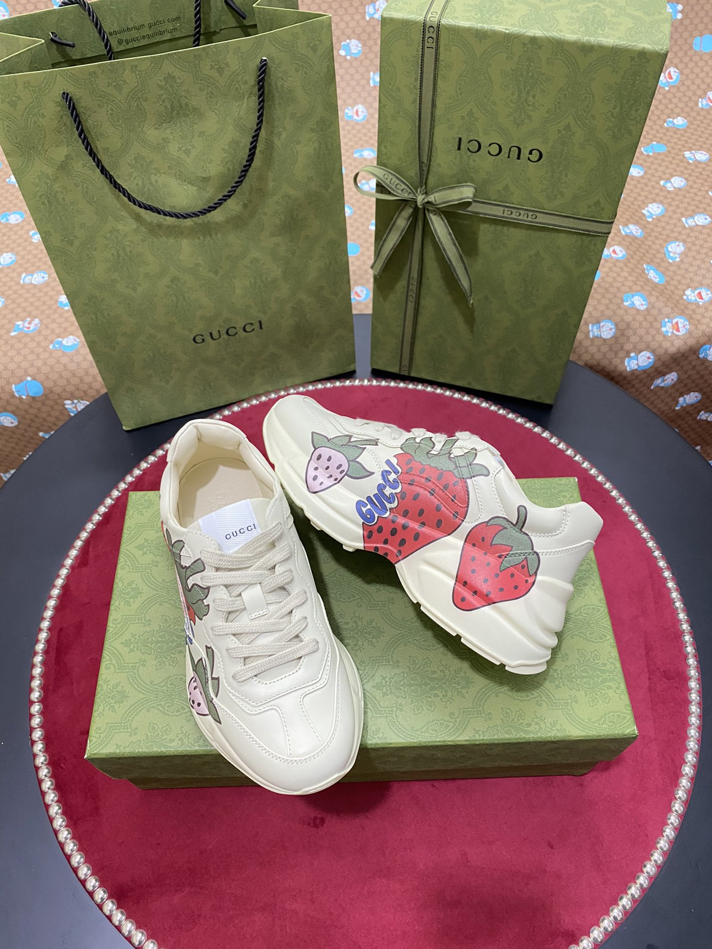 TOP GUCCI RHYTON WITH Strawberry PRINT SNEAKER