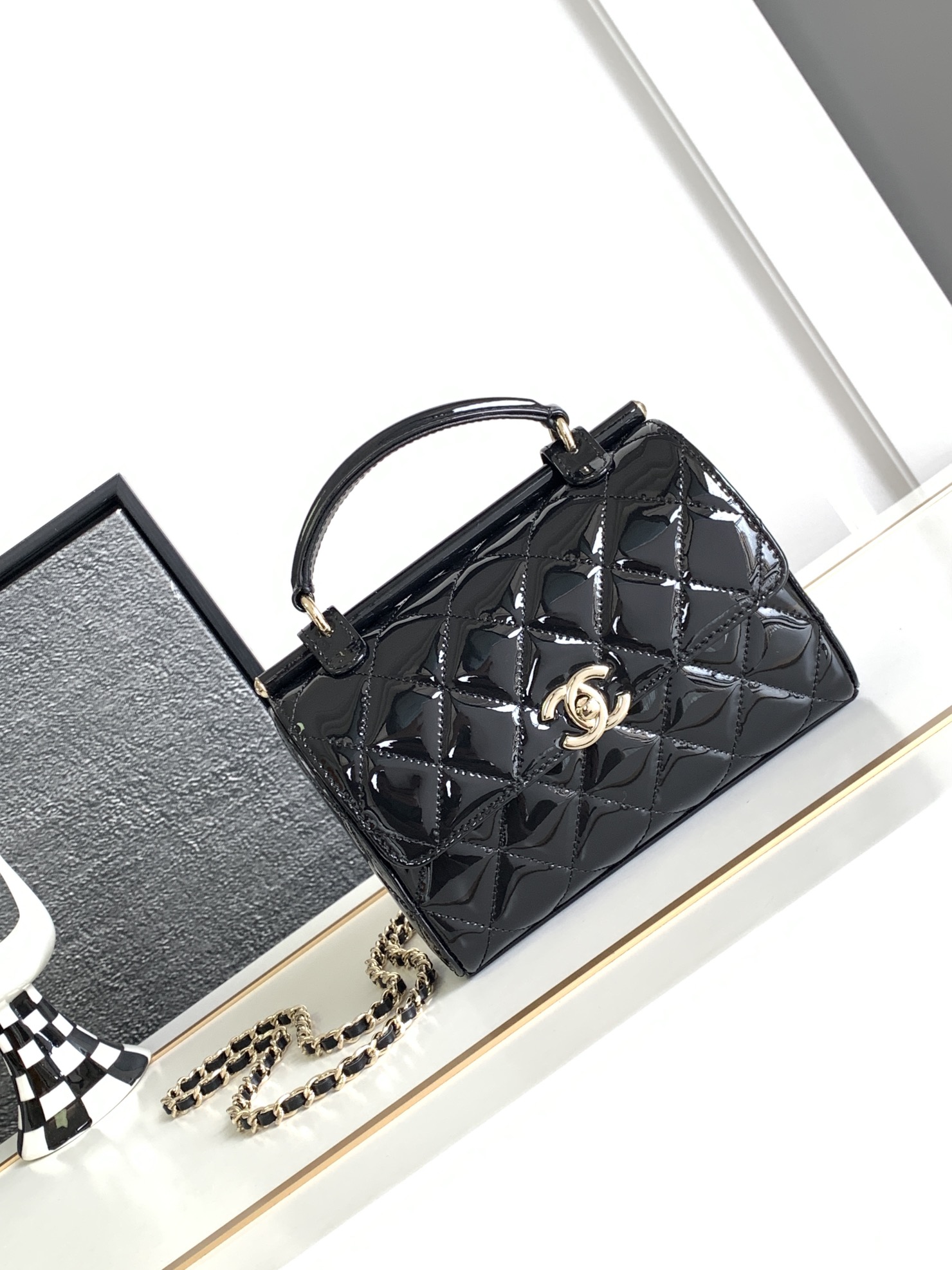 TOP CHANEL Lacquer leather box bag - Black&GHW