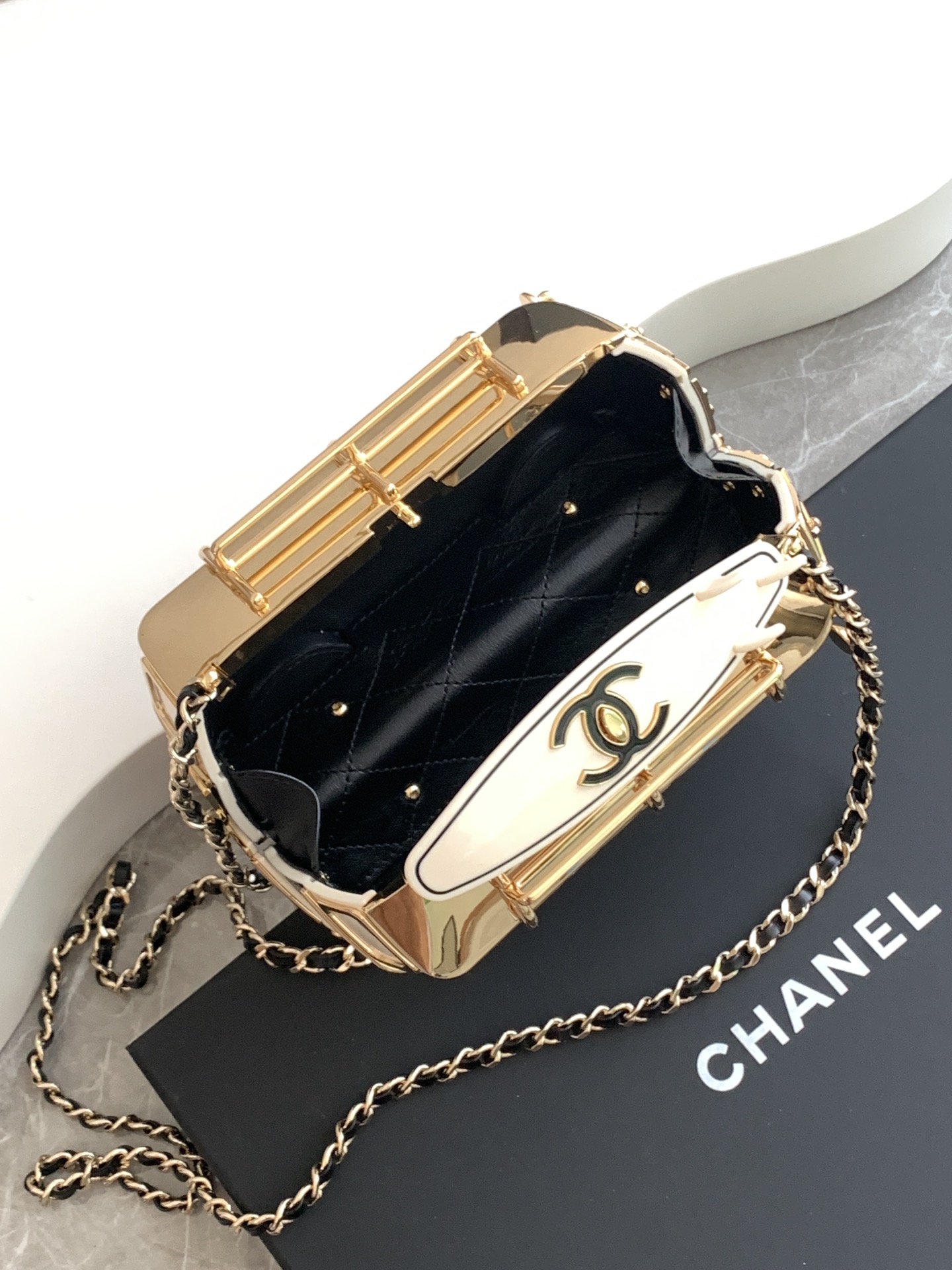 TOP CHANEL MINI VAN MINAUDIERE 9.4×16×8.7cm