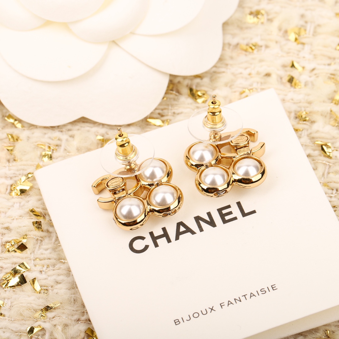 TOP CHANEL CC Pearl Earrings