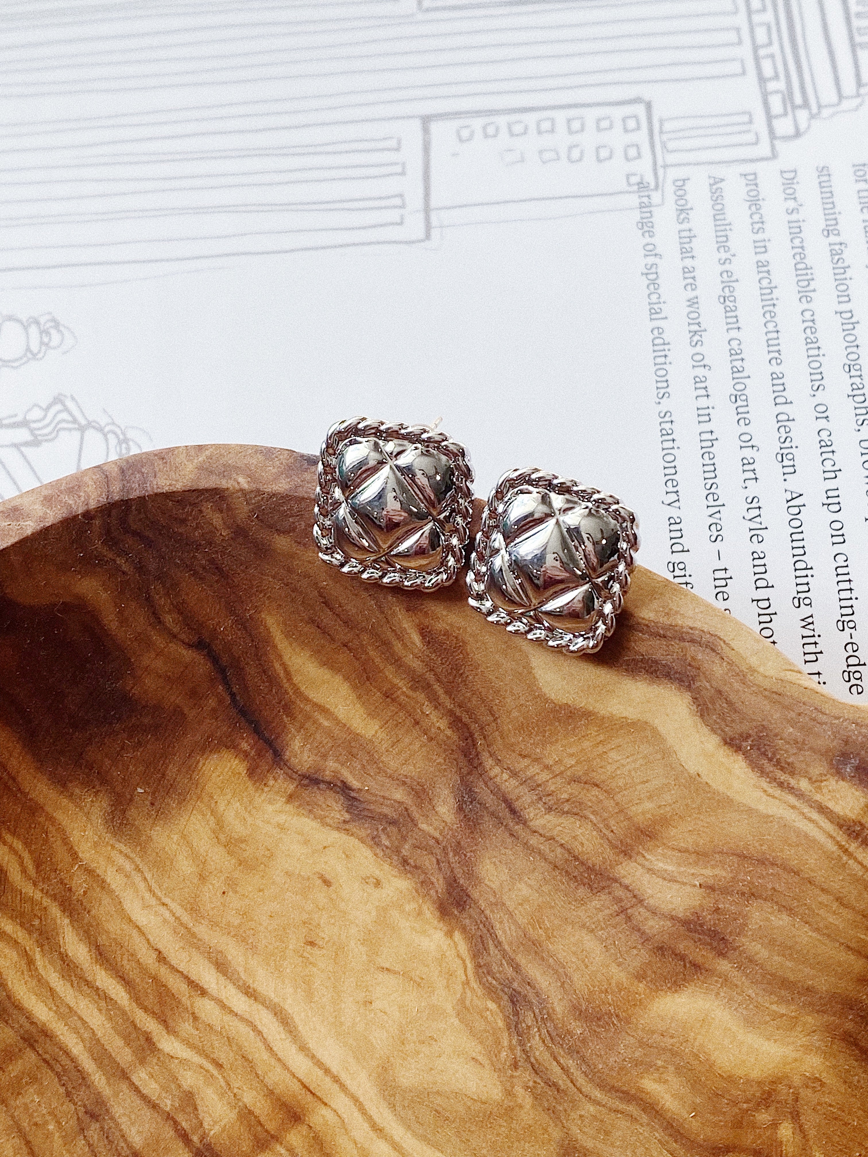 TOP CHANEL Stud Square Earrings