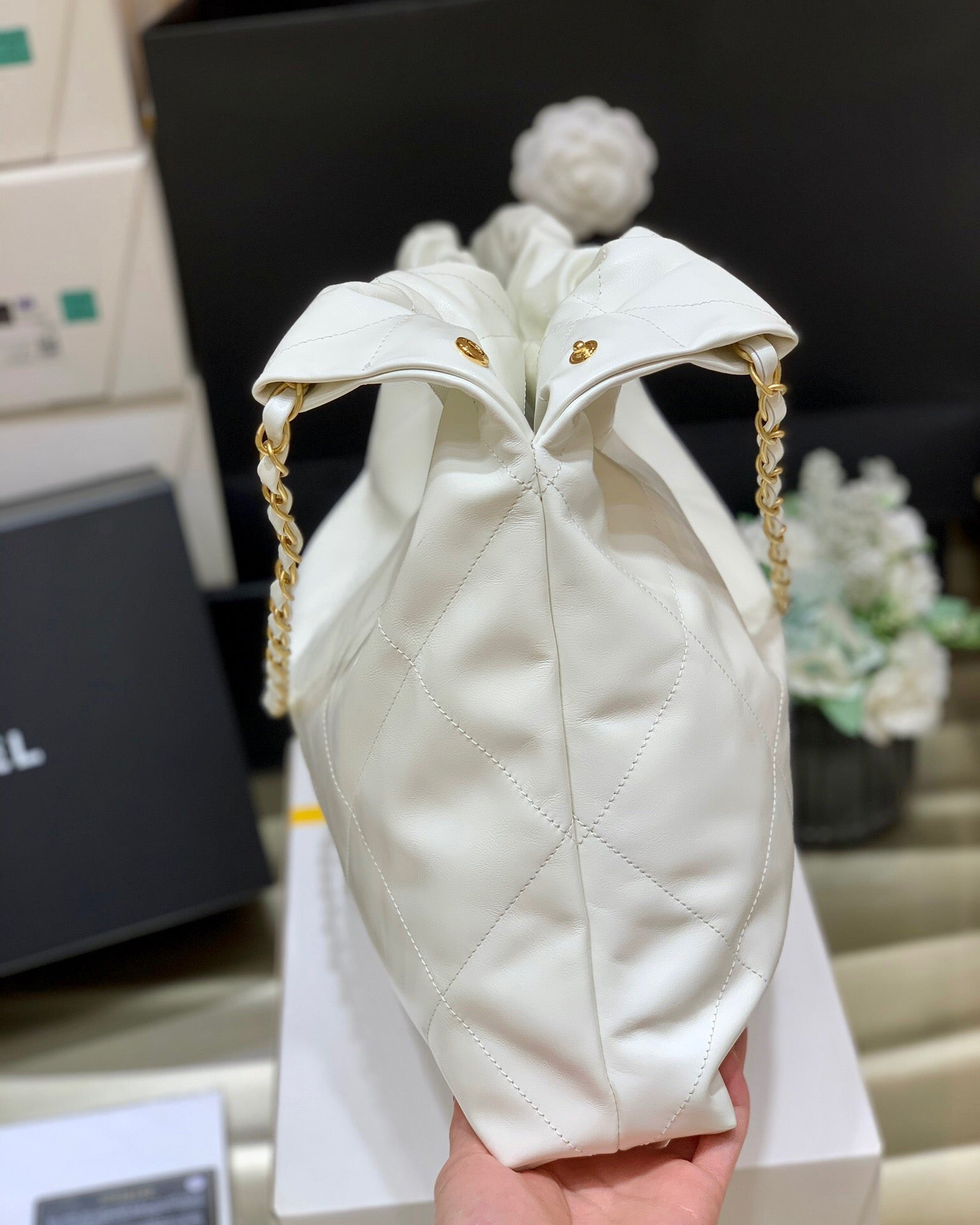 TOP CHANEL 22 Bag Small 35cm - White & GHW