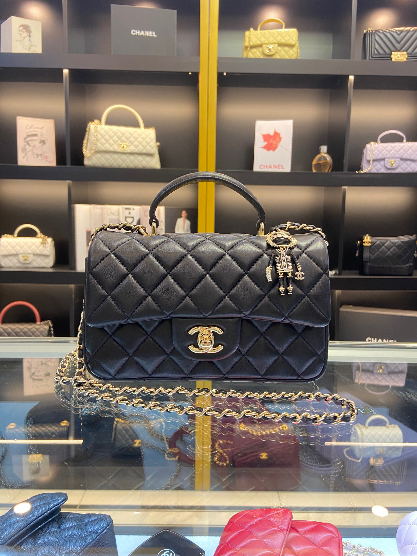 TOP CHANEL Classic Flab Bag Lambskin Mini 20cm With Handle - Black & GHW