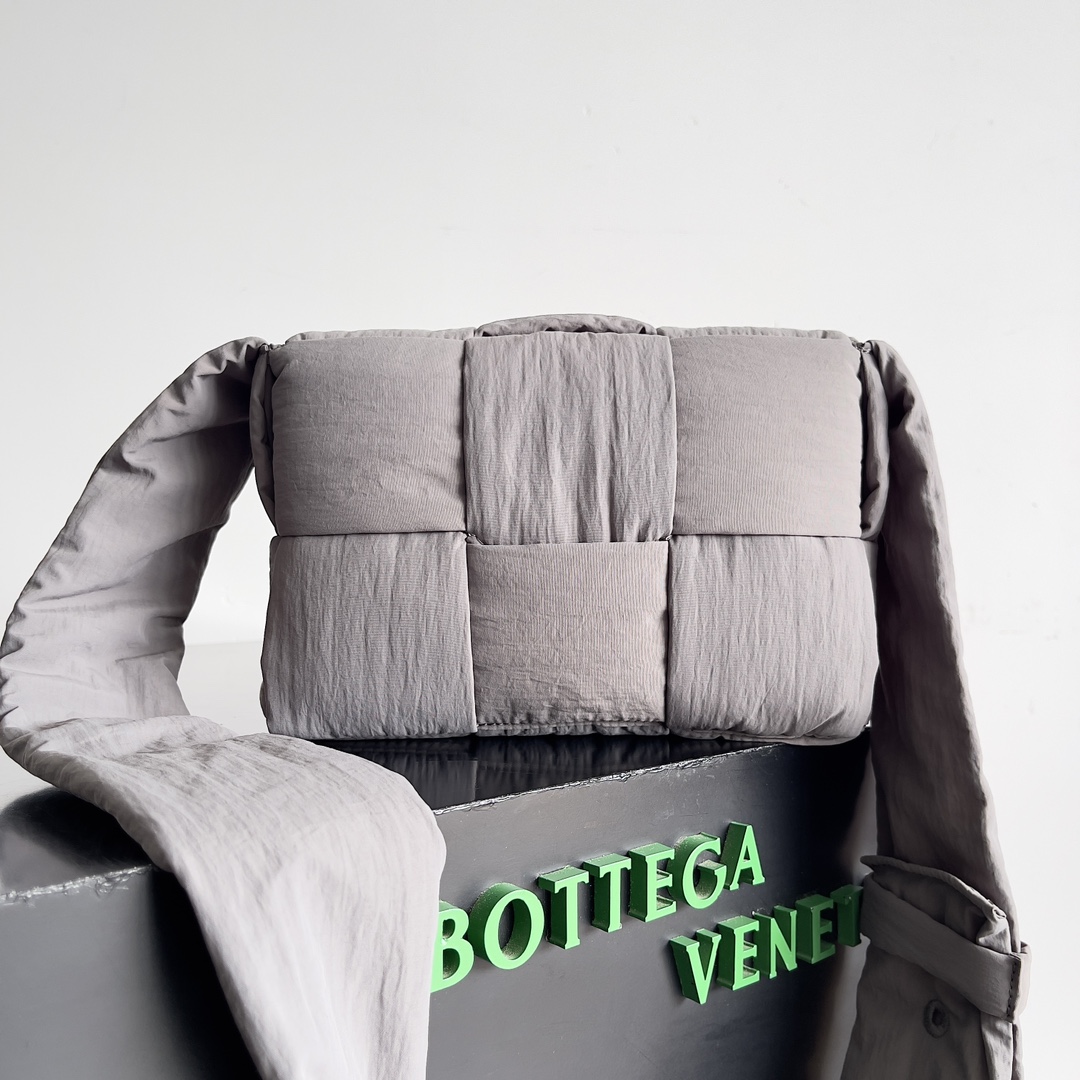 TOP Bottega Veneta BV Padded Tech Cassette Bag 23x14x7.5cm - Gray