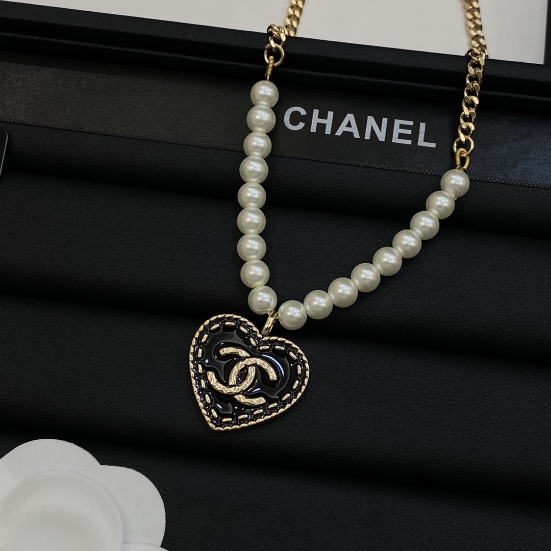 TOP CHANEL Sweater Chain with Pearl and Heart Pendant - Gold