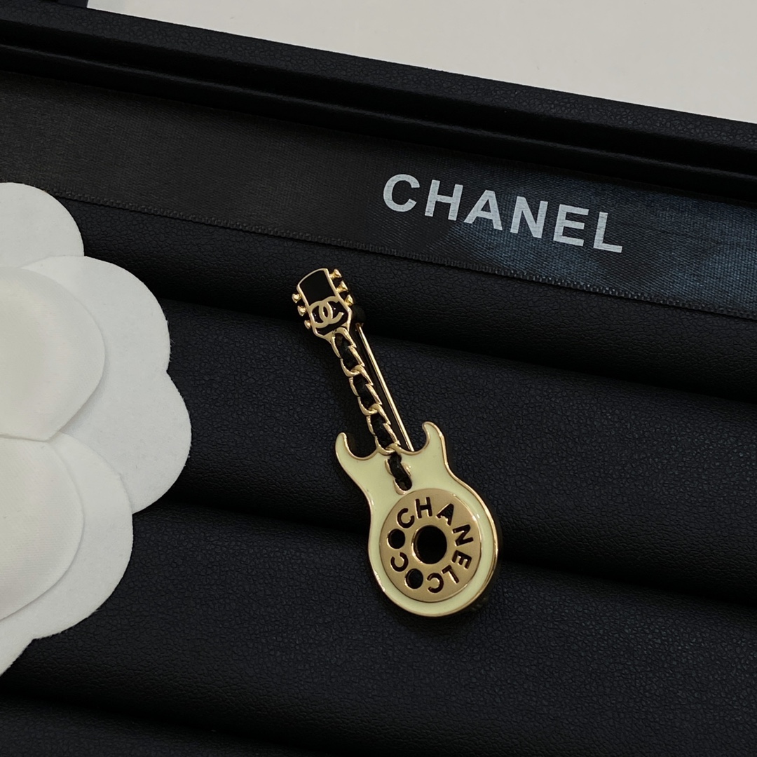 TOP CHANEL Guitar Brooch