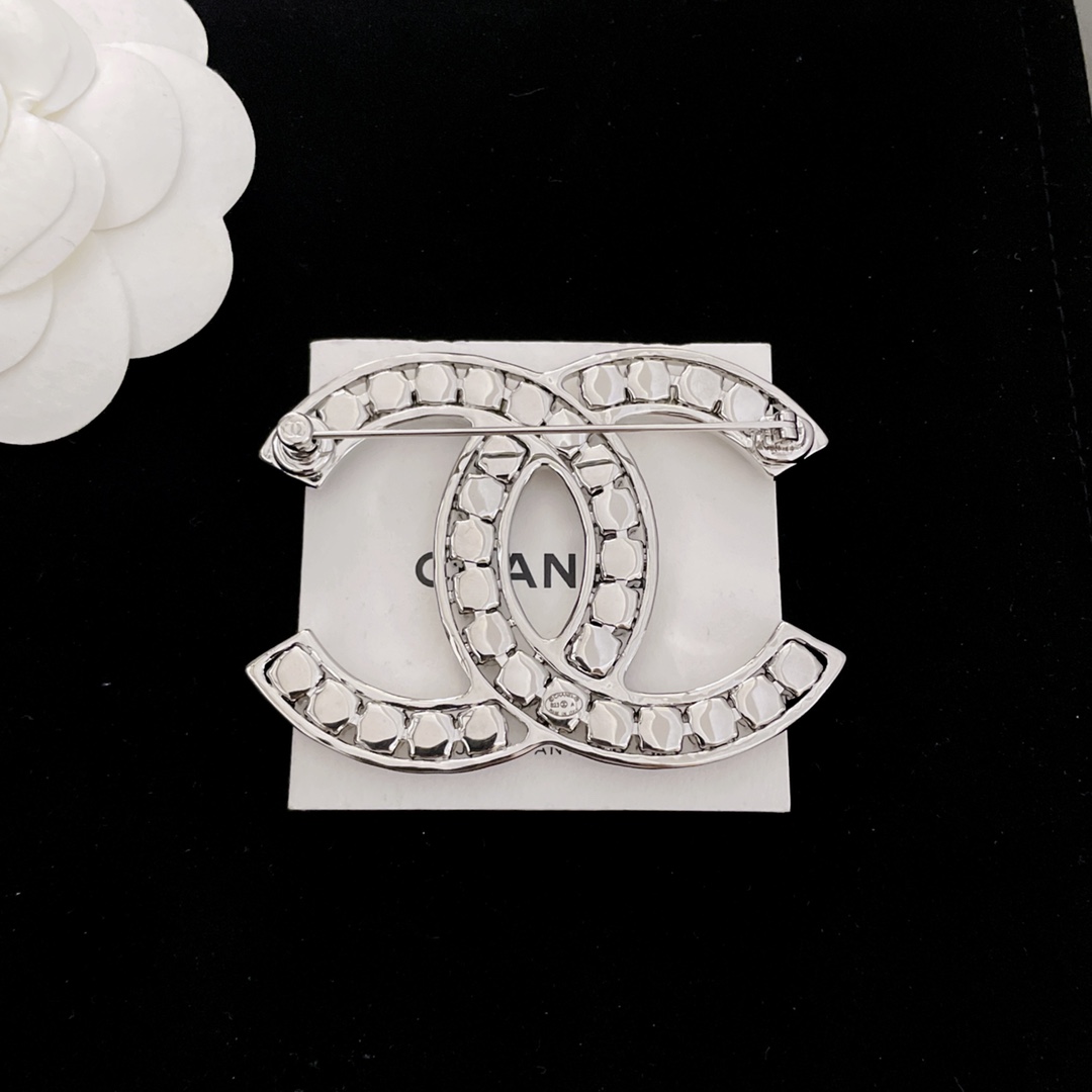 TOP CHANEL Double C Full Diamond Brooch
