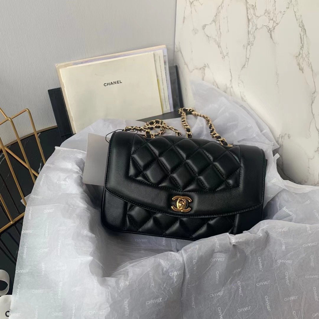 TOP CHANEL Diana Small Flap Bag - Black & GHW