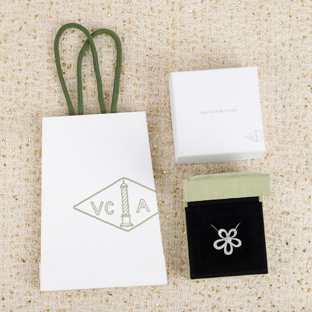 TOP Van Cleef & Arpels  Sweet Alhambra  Pendant Necklace