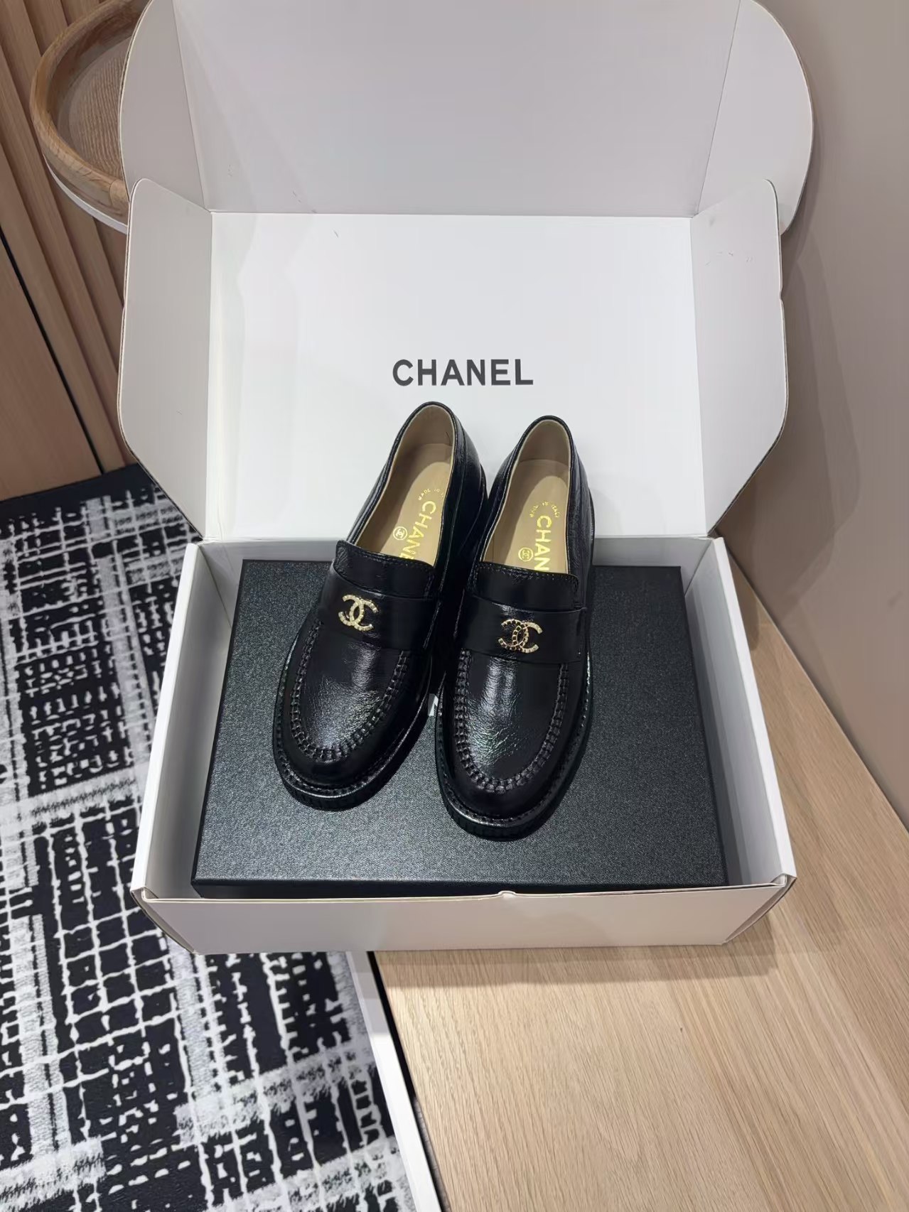 TOP CHANEL CC Shoes - Black
