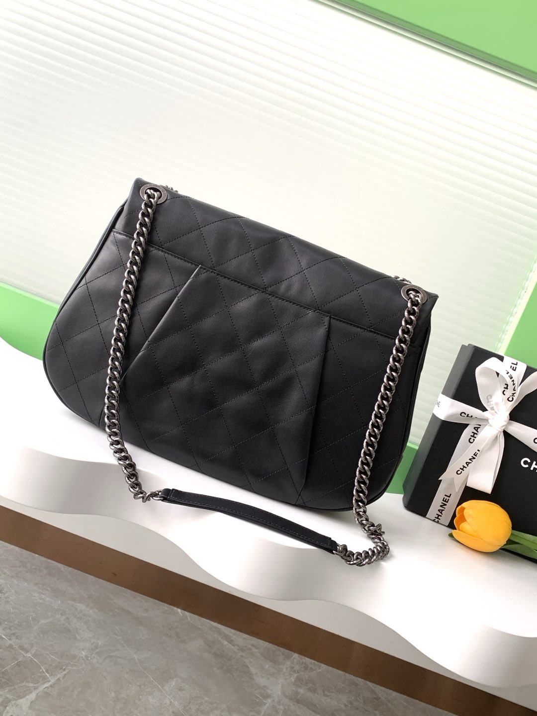 TOP CHANEL Flap Bag Leather 26x35x7.5cm - Black