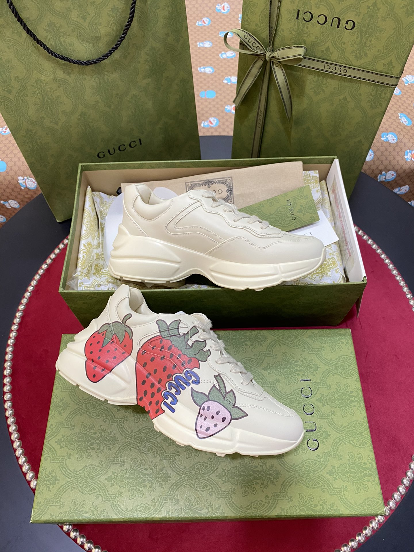 TOP GUCCI RHYTON WITH Strawberry PRINT SNEAKER