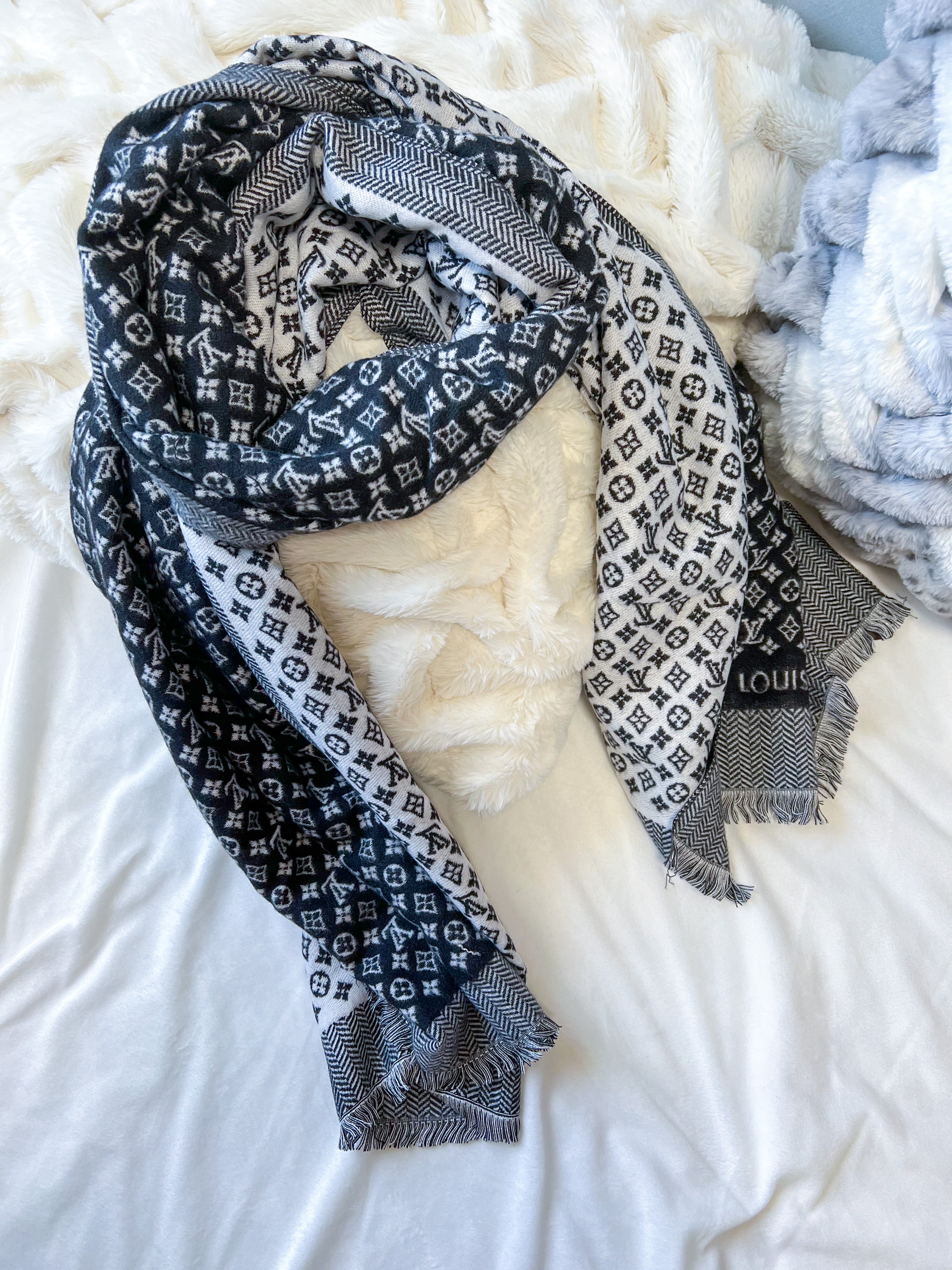 TOP Louis Vuitton LV L*V Wool Wrap/Scarf - Black