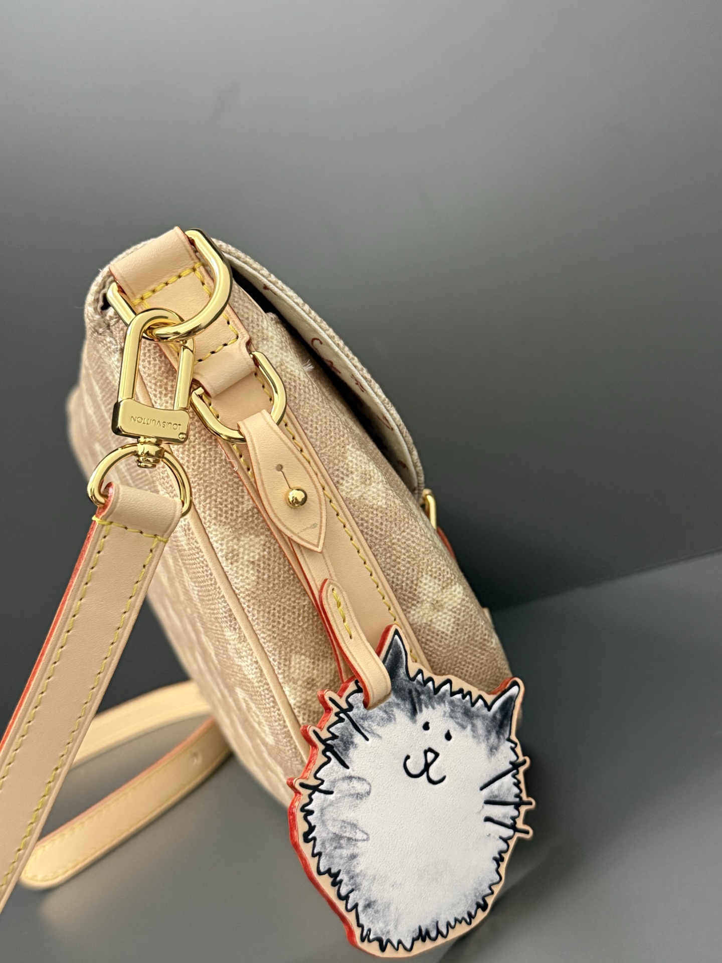 TOP Louis Vuitton LV Travels With Grace Coddington Escape Bag 21x7x30 cm - Beige