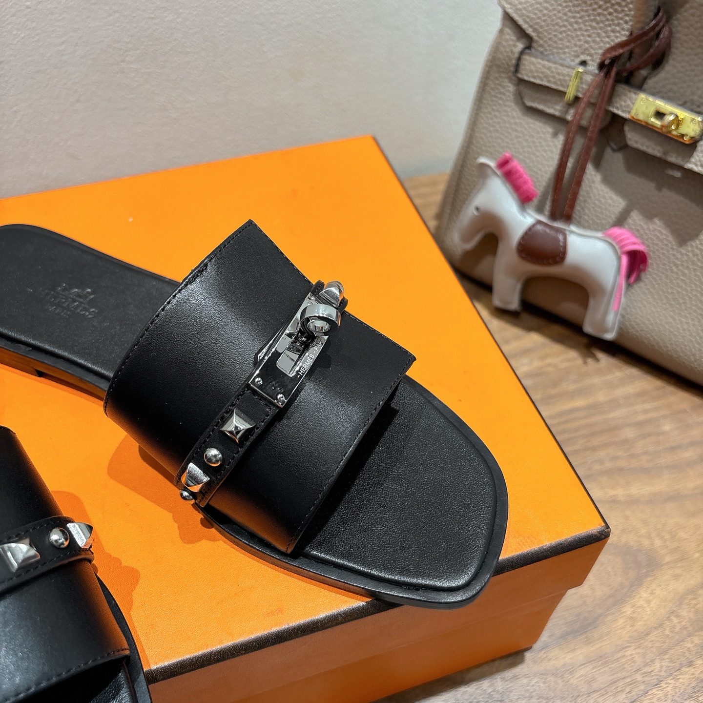 TOP HERMES Slippers- Black