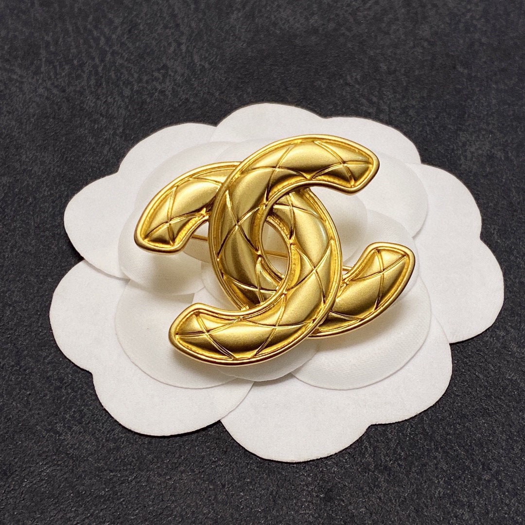 TOP CHANEL Gold Retro Style Brooch