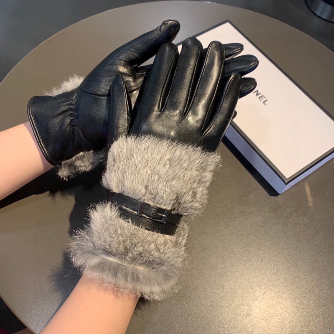 TOP CHANEL Gloves - Black