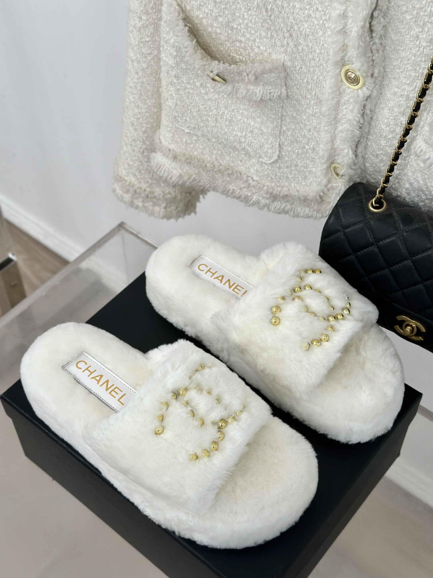 TOP CHANEL Double C Thick-soled Fur Slippers - 4 Color