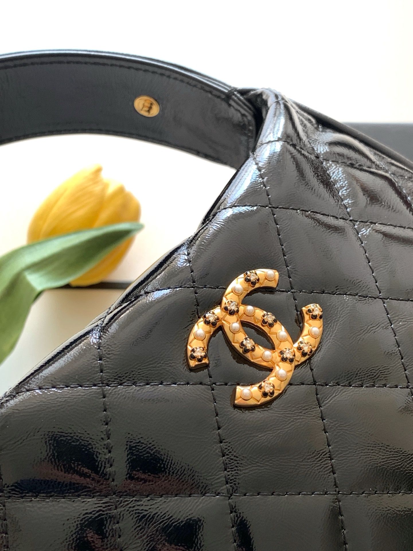 TOP CHANEL Round Hobo Pouch Bag 11x19x8cm - Black