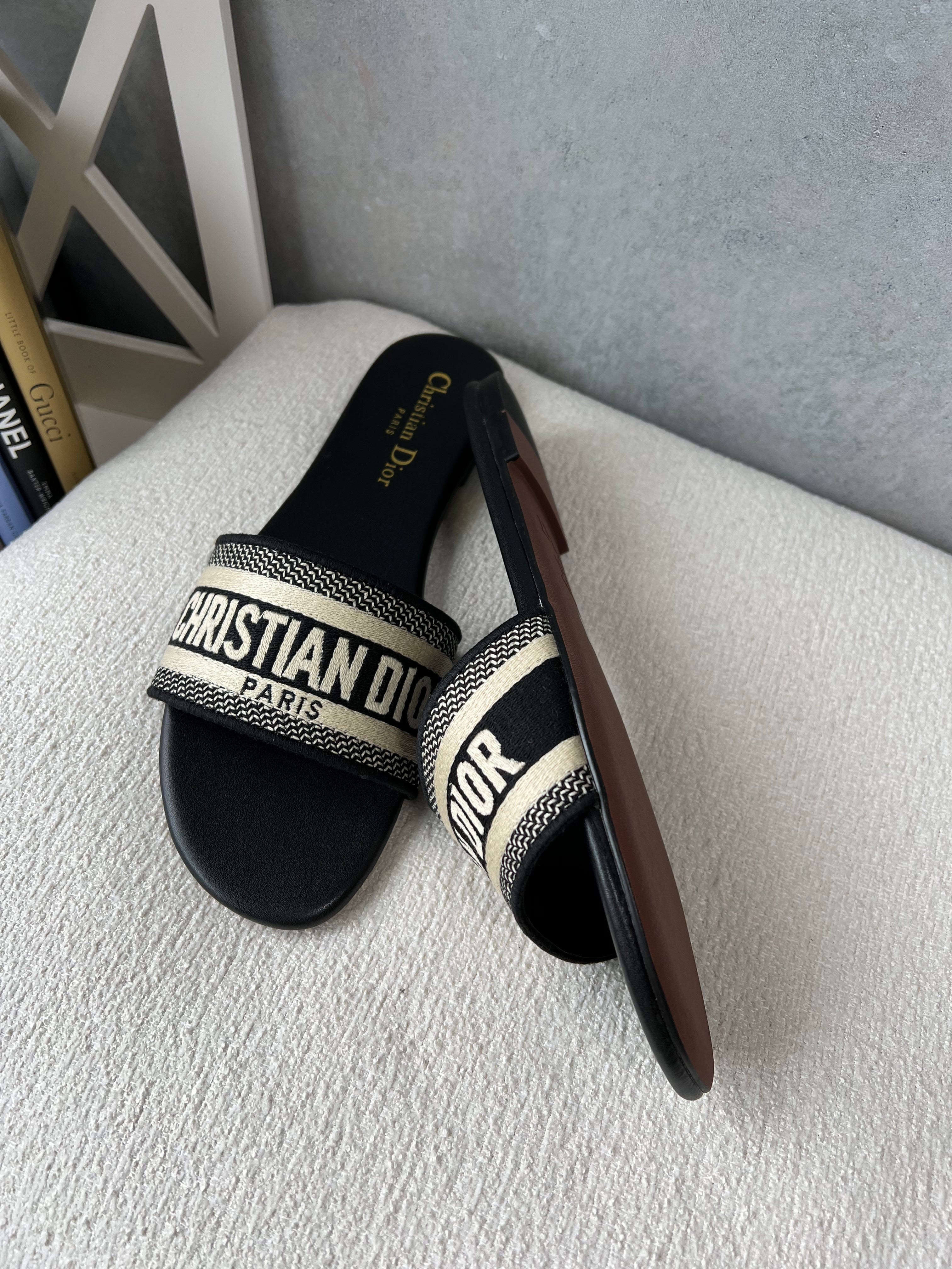 TOP Christian Dior CD Embroidered Dway Sandals - Black
