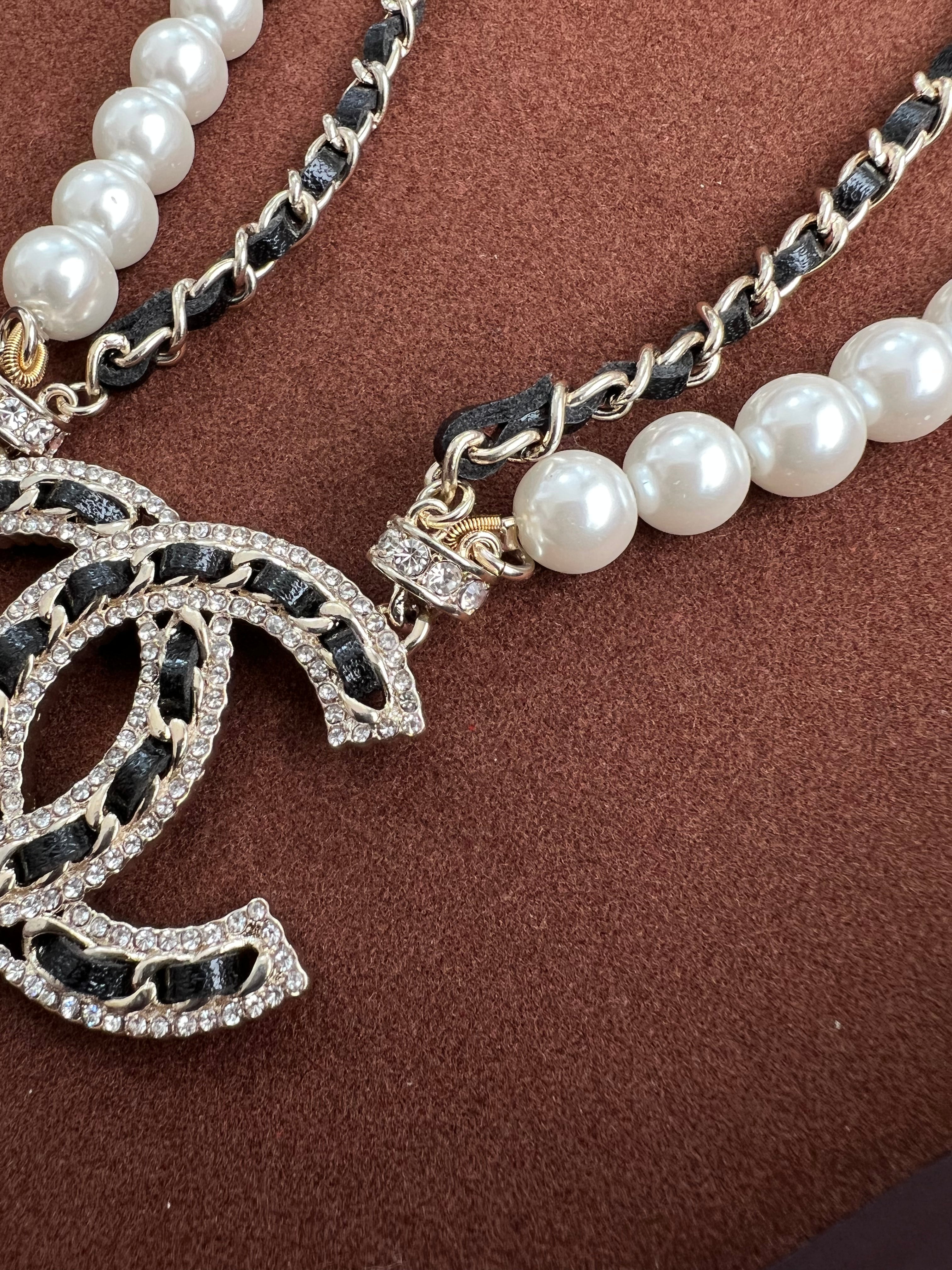 TOP CHANEL Logo Crystal Pearl/Gold Chain/ Leather Necklace