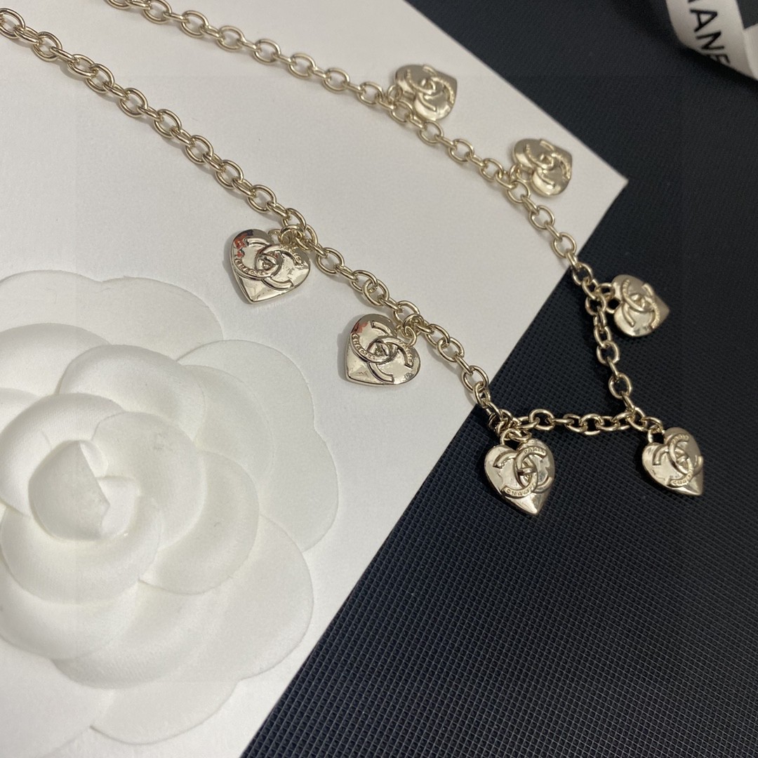 TOP CHANEL Heart Necklace - Silver