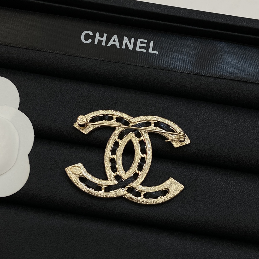TOP CHANEL Brooch