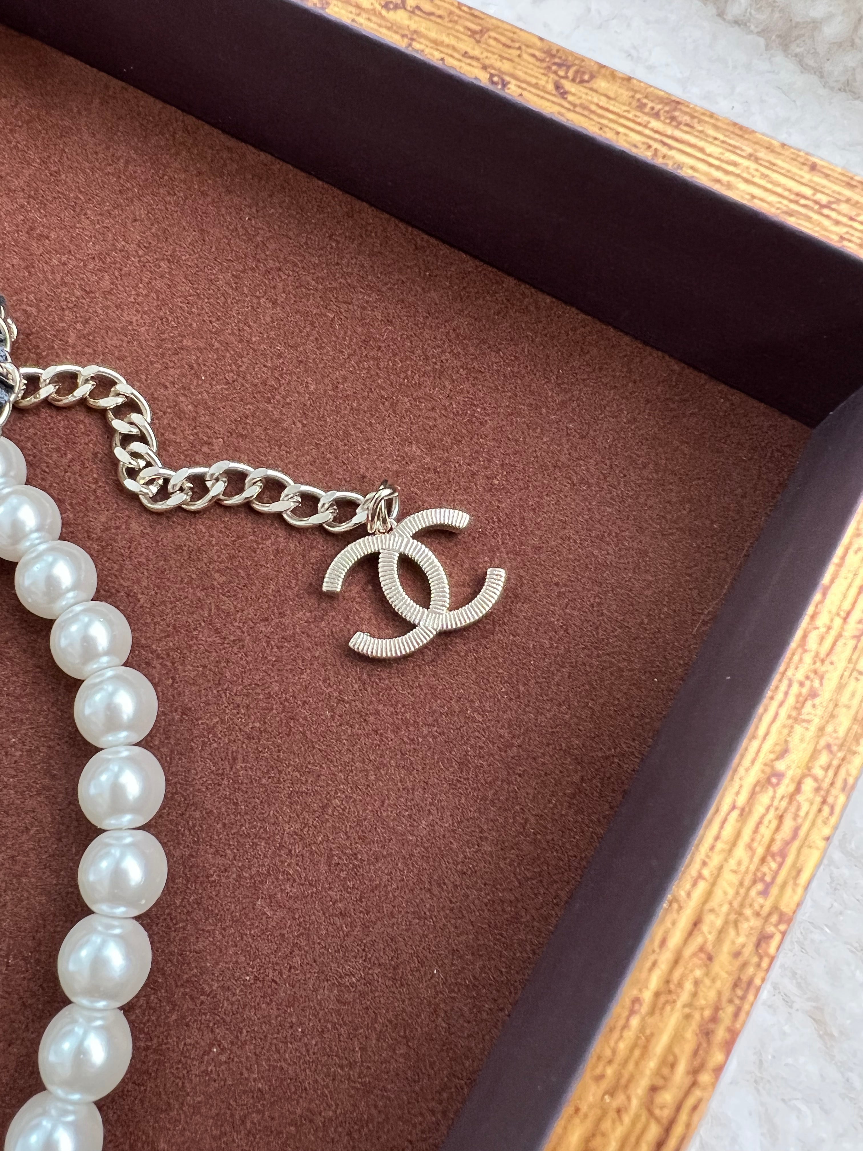 TOP CHANEL Logo Crystal Pearl/Gold Chain/ Leather Necklace