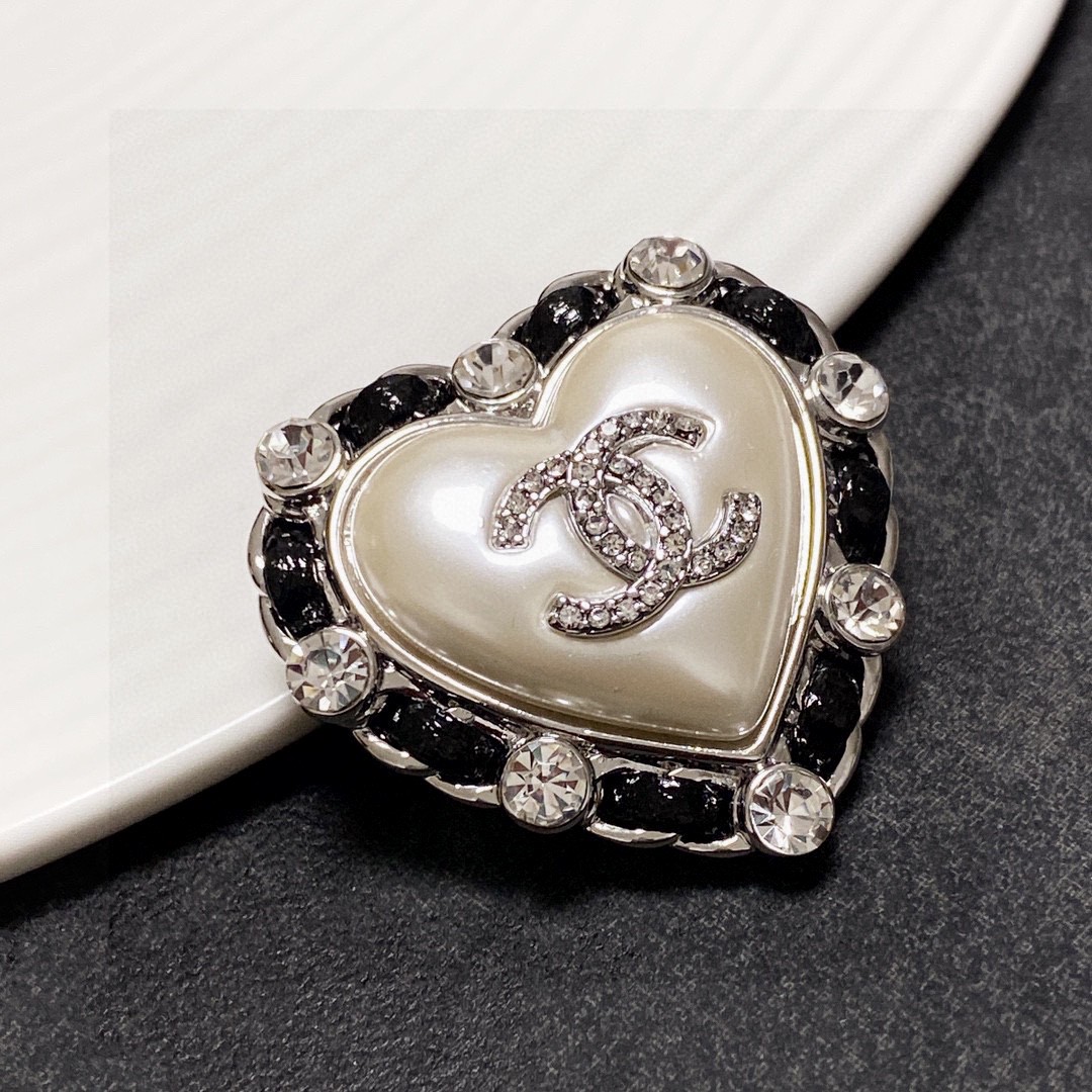TOP CHANEL Leather Heart Brooch
