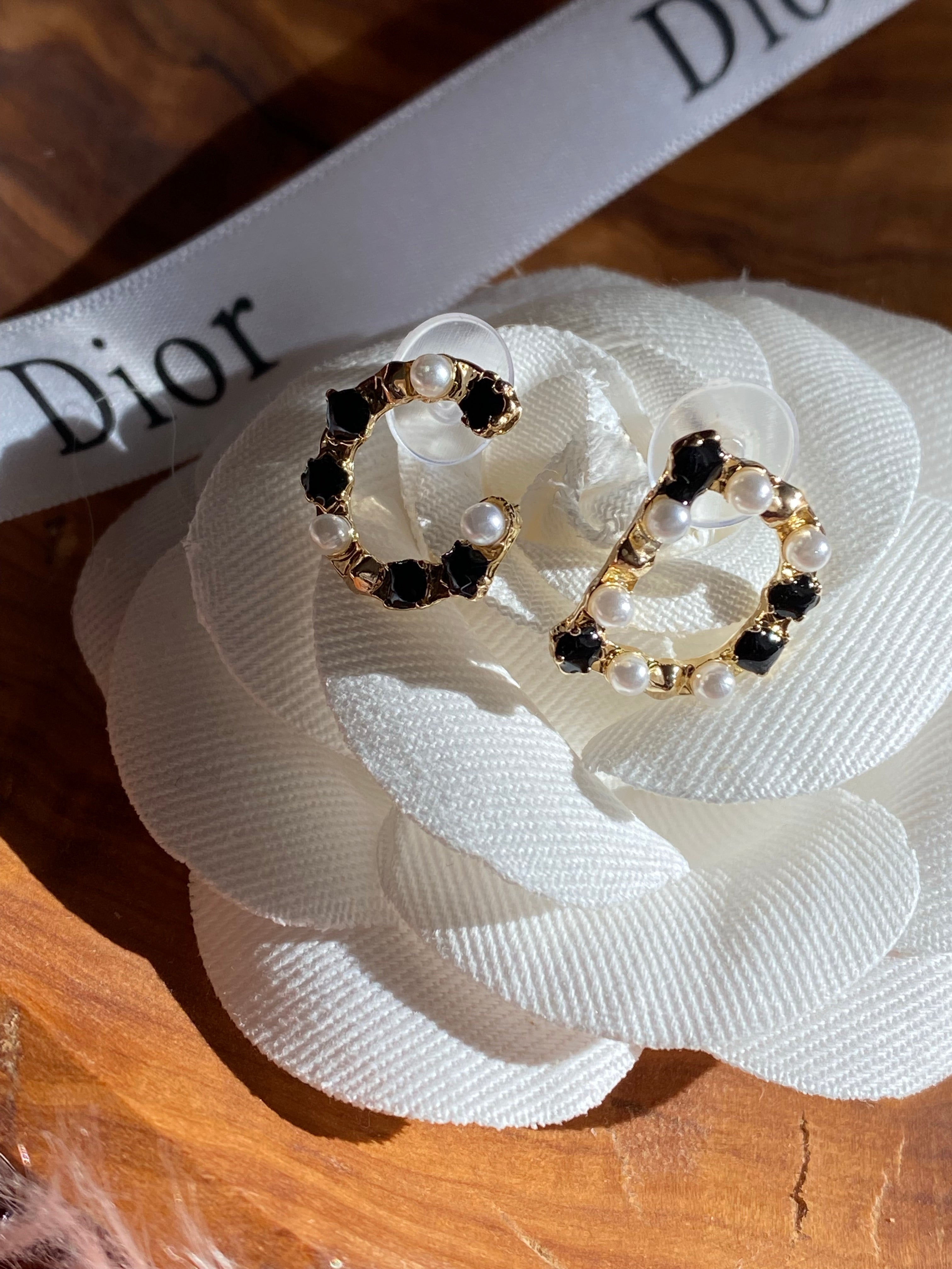 Top Christian Dior Stud Black and Pearl Earrings