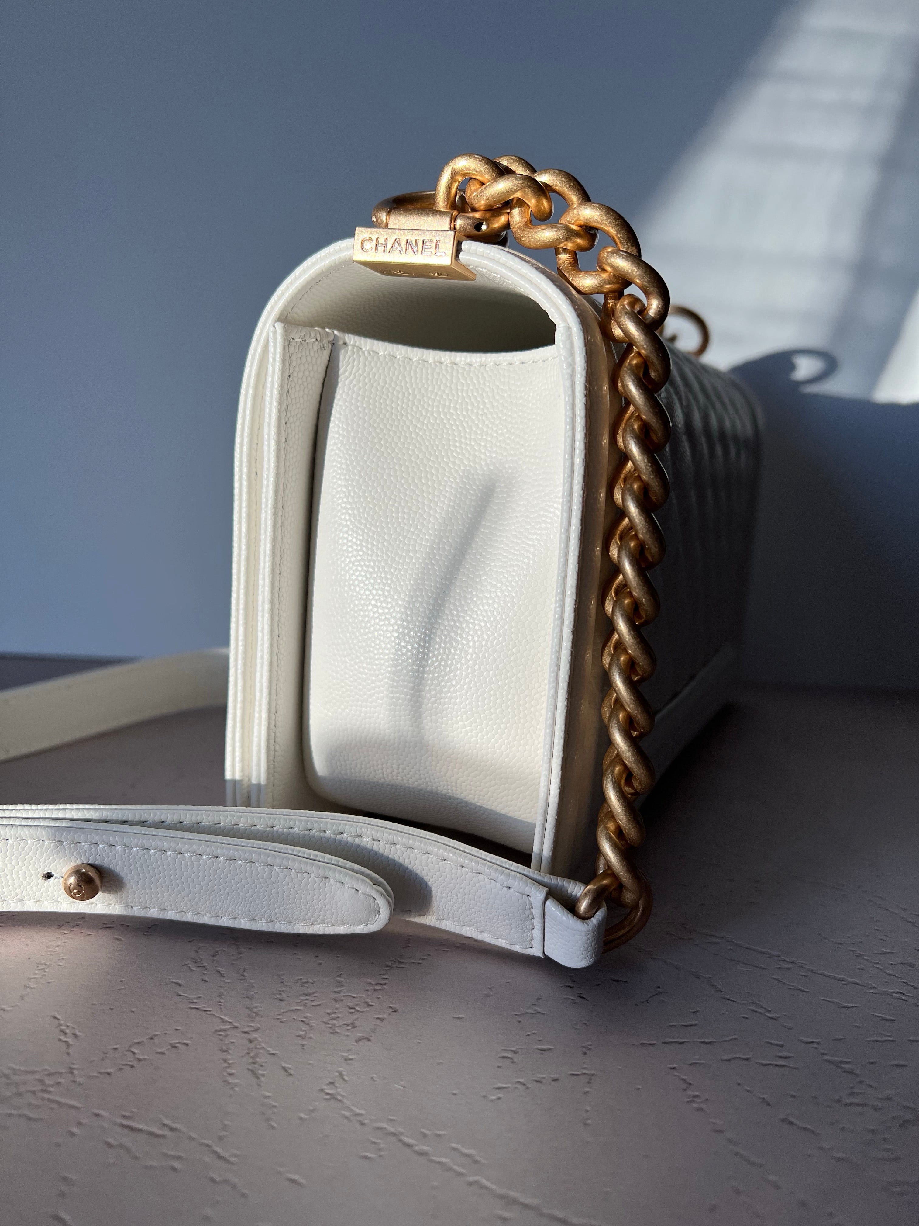 TOP CHANEL Le Boy Bag Caviar Medium 25CM  - White & GHW