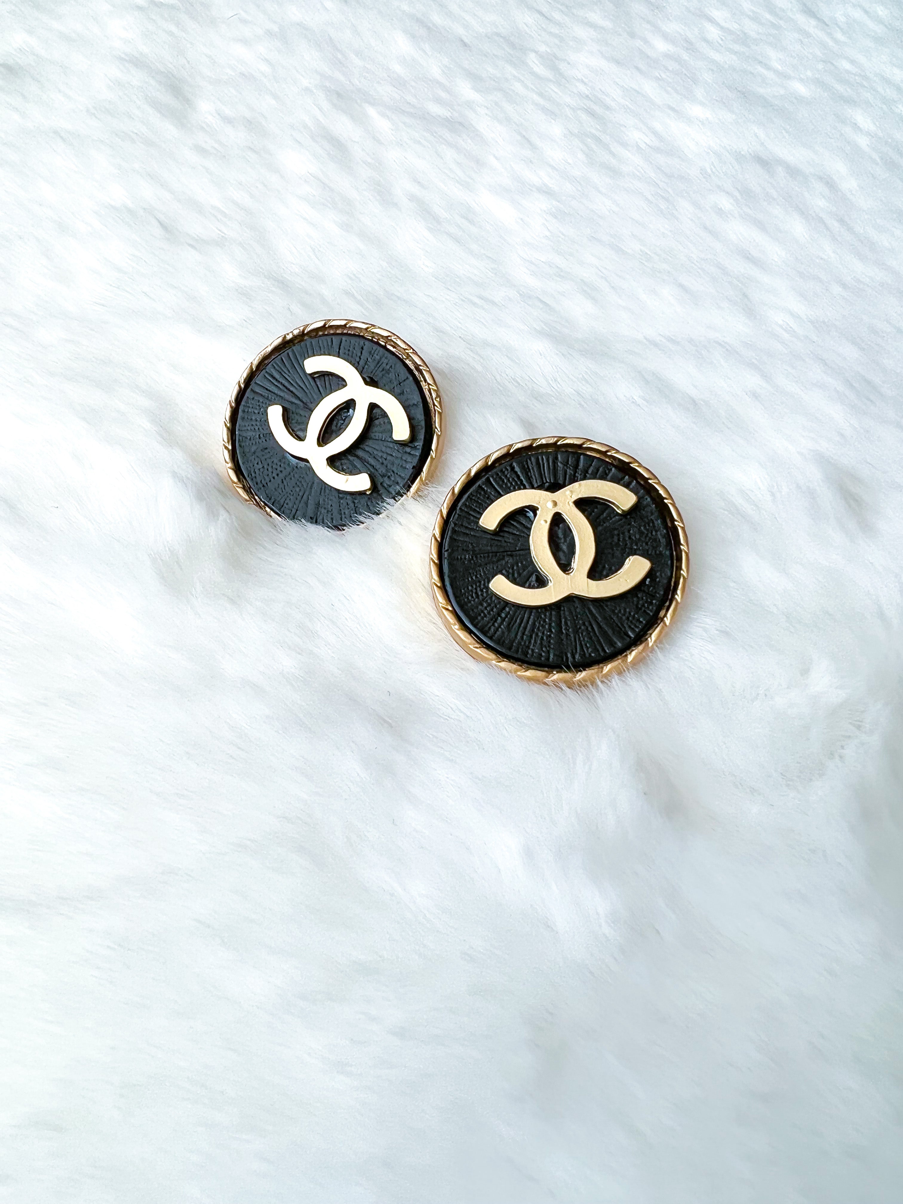 TOP CHANEL Rounded Black and Gold Stid Earrings